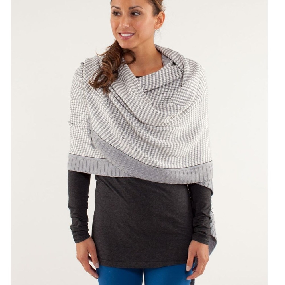 Lululemon Peace Of Mind Women's Wrap Scarf Slate Cream Checkered Ruffle